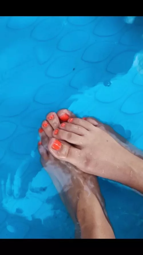 Do you like my feet? by Rossiesprinkles