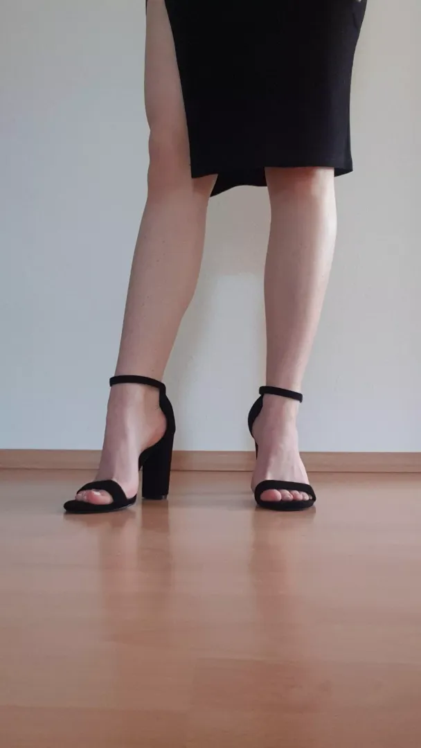 Do you like my feet in these heels? 🥰 [F] posted by littlemsfeetsies