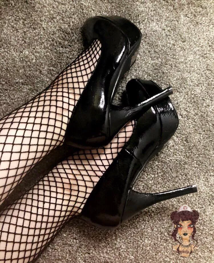 do you like my fishnets? posted by lindsxy