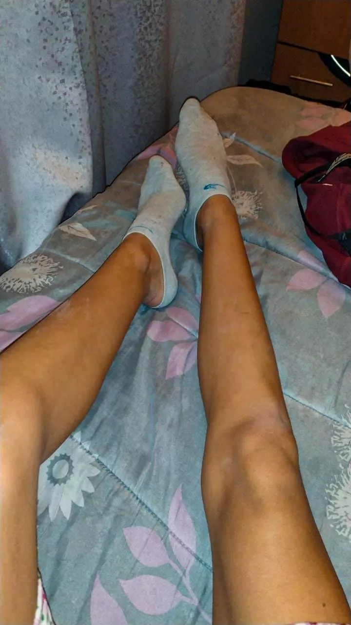 Do you like my grey socks? Send me😏❤️ posted by lauracatfeet