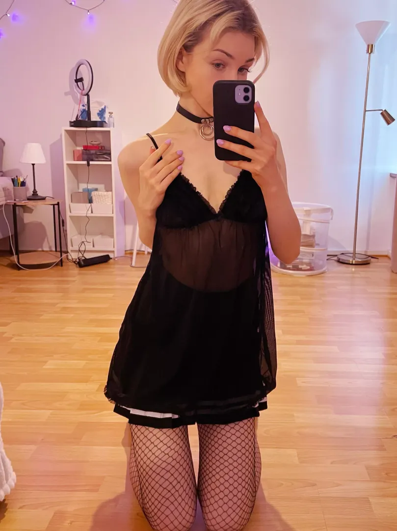 Do you like my nightgown? by martiangf
