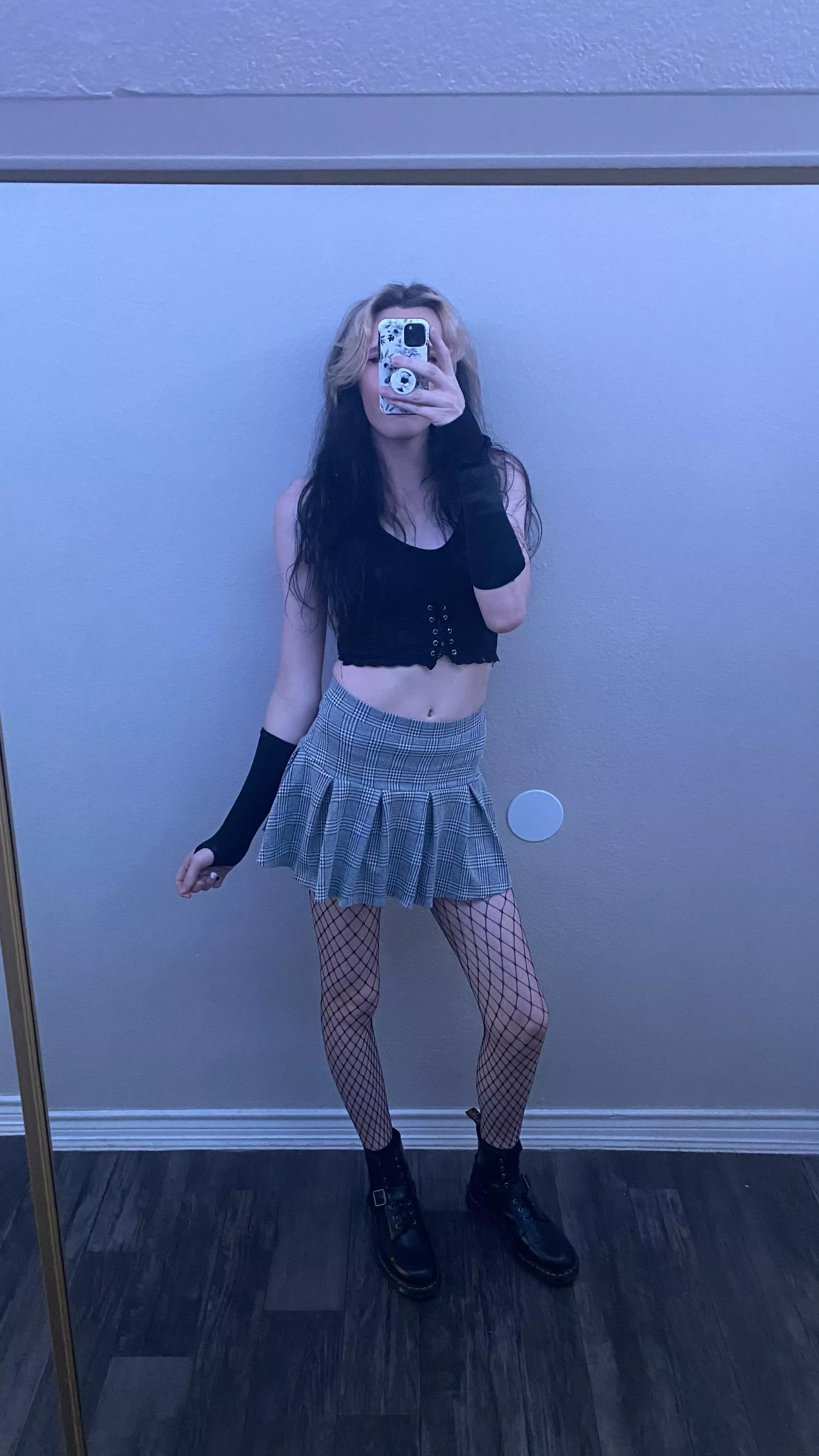 do you like my outfit? 🙈🙈🖤 posted by estrogeneral