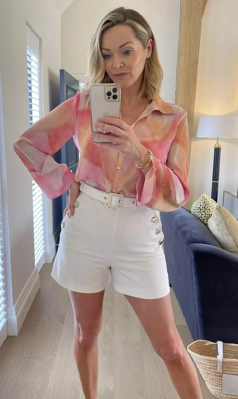 Do you like my outfit? 😍 posted by Plane_Fly_4003