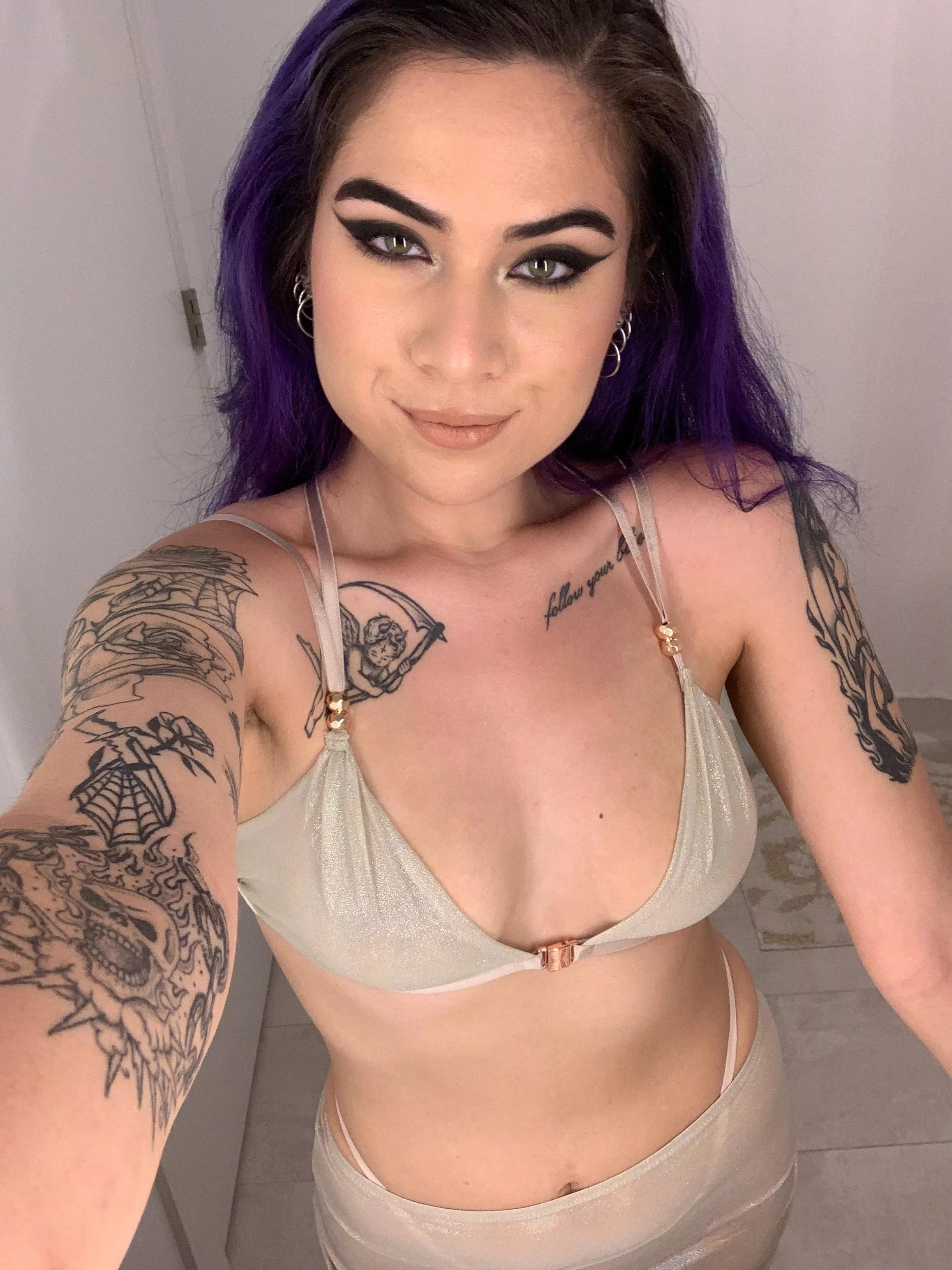 Do you like my outfit? It’s giving 2000s bimbo goddess posted by PunkR0ckPrincess21