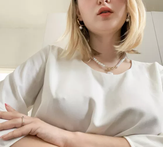 Do you like my pearls? by KinkyGamerr