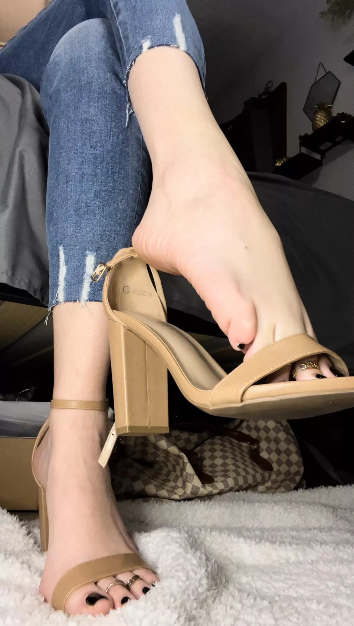 Do you like my shoe dangle?🤩🤤 posted by miss_minxx_