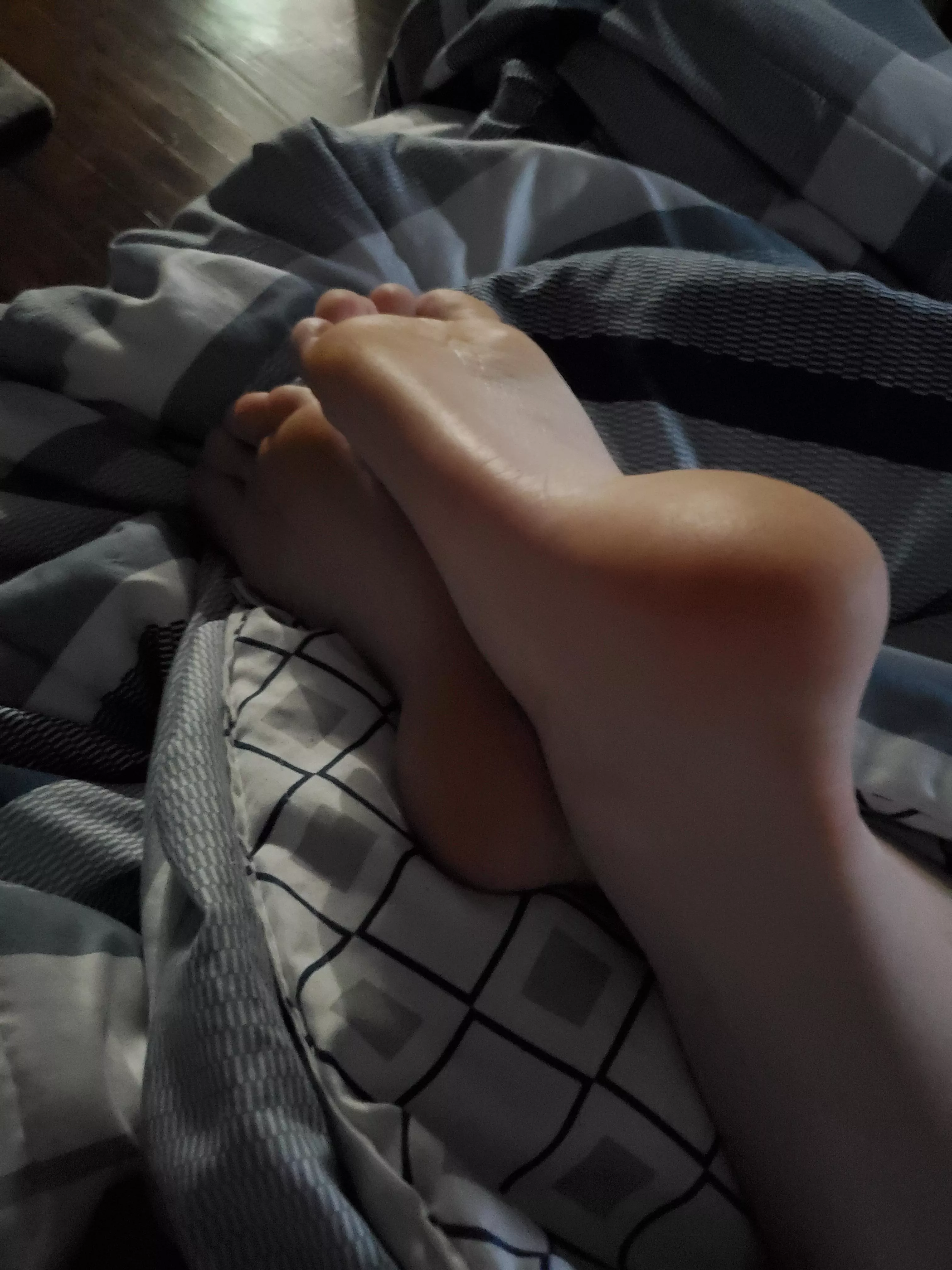 Do you like my soles? 😊👣💦 posted by FootGoddessUwu-