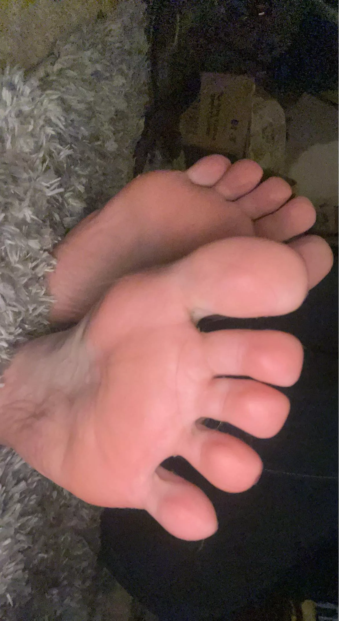 do you like my spread toes? posted by f00tqu33nn