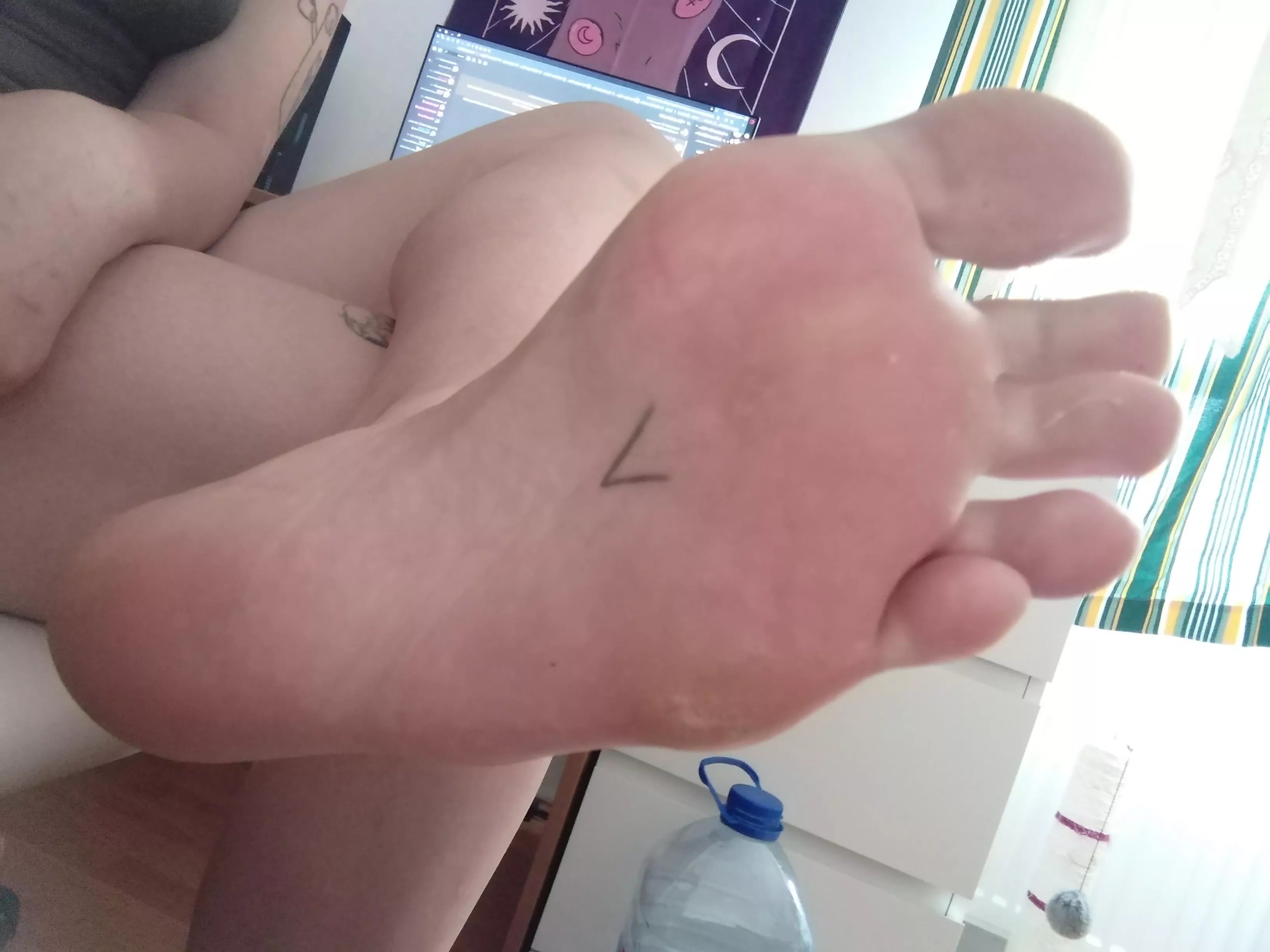 Do you like my toes spread, would u lick inbetween them? [oc] [f] posted by bigbrattybabe