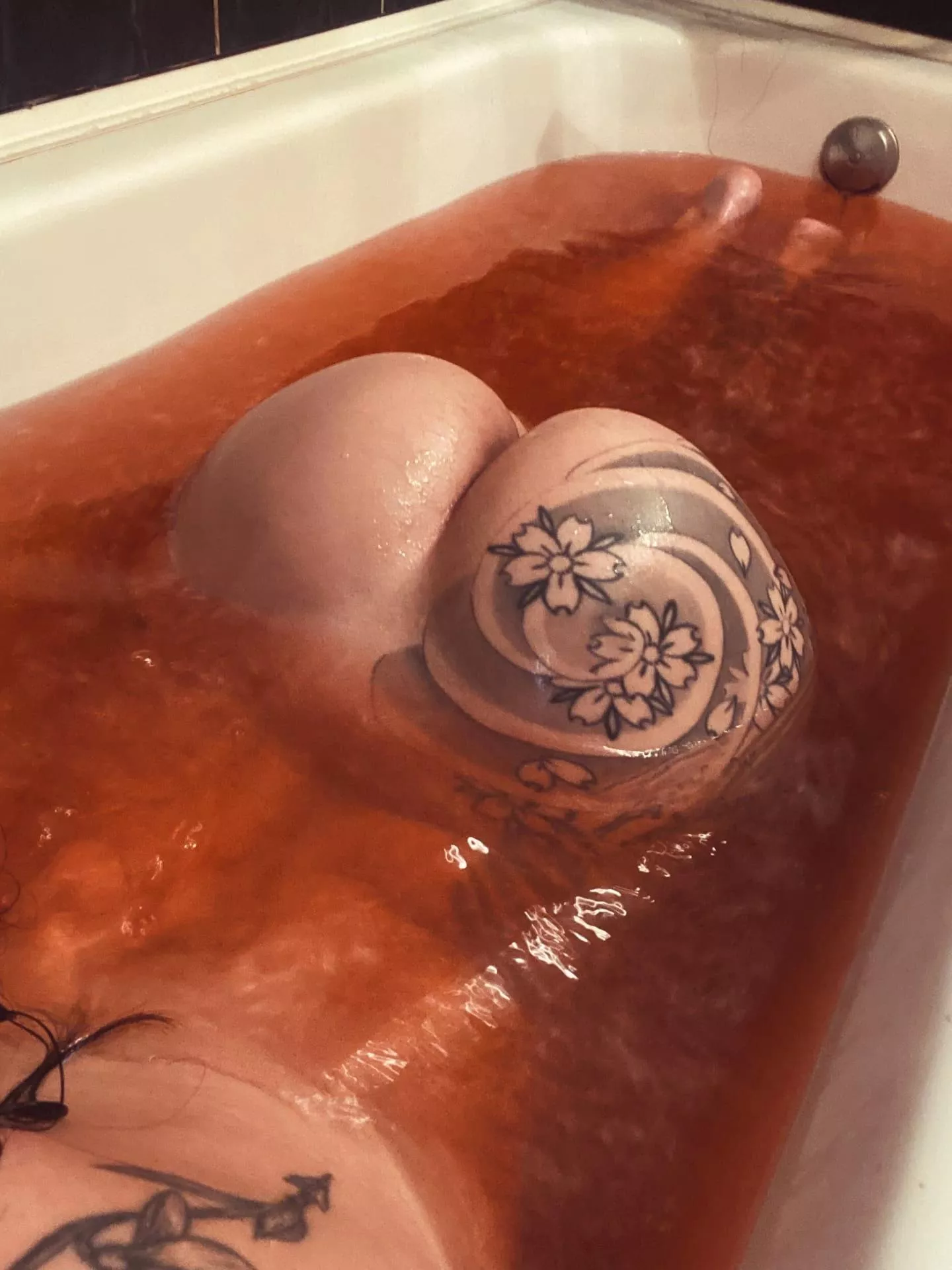 Do you like my wet ass? 💦 posted by LilithQueenOfPain