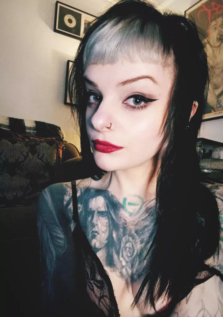 Do you like red lipstick? posted by PixxiGrrl_