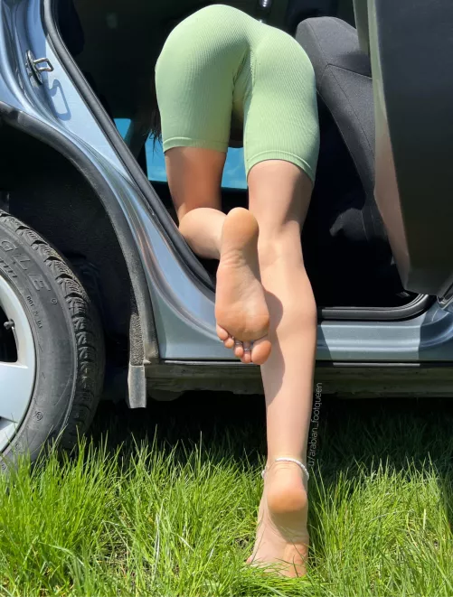 Do you like the view? by arabian_footqueen