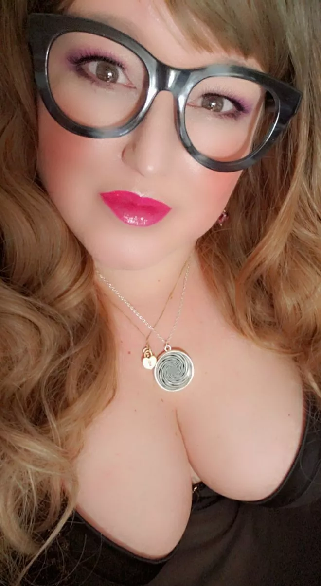 Do you like them thick? My glasses I mean 😈 posted by hypno_amethyst