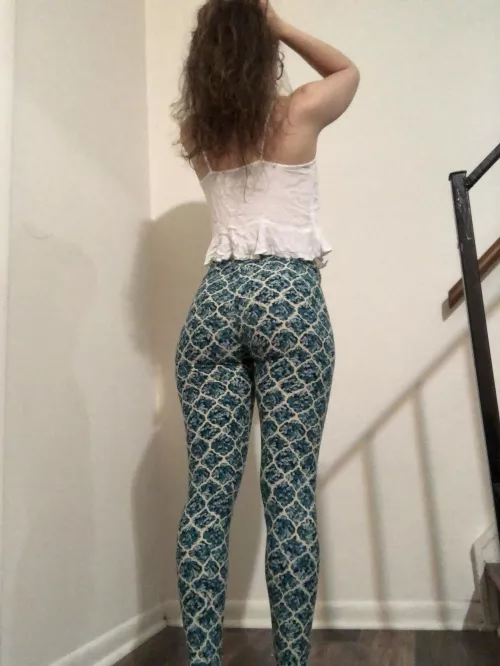 Do you love these tight Yoga Pants on me? by thebreefontaine