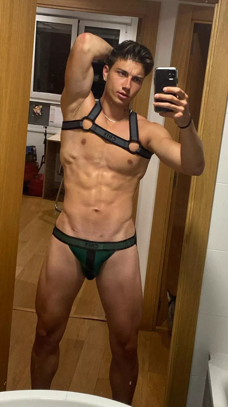 Do you mind if the top doesn't match? 😅 posted by Goldengeorgiii