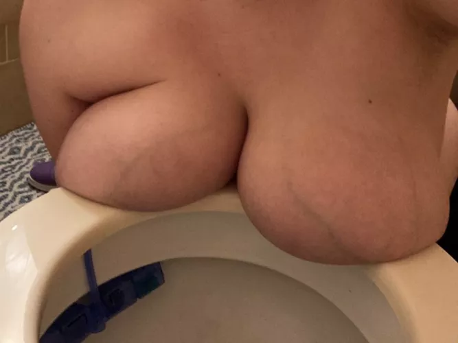 Do you need to pee? Here's your toilet. by s_eliana