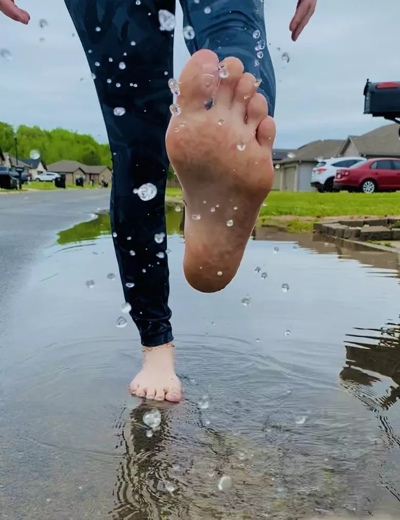 Do you play with wet things?? 😏💦 posted by Mayevans