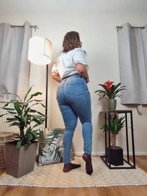 do you think I have nice legs? I definitely have the booty 😏 by sofiasandyxo