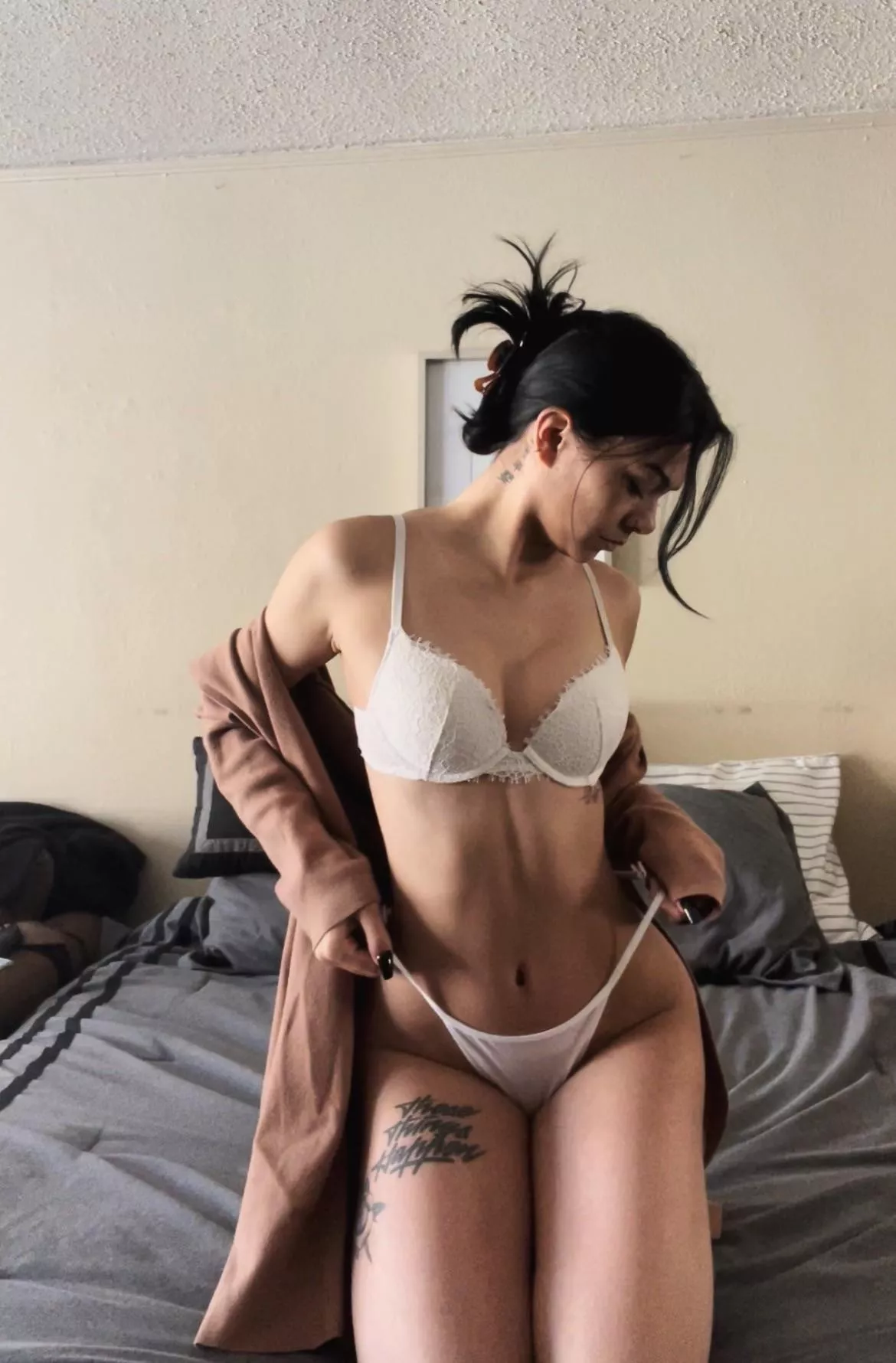 Do you think I look pretty in white?🤍💦 posted by yellowsnowbb