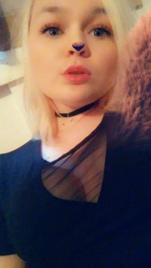 do you think I'd make a nice bimbo? by sexy_kitty2