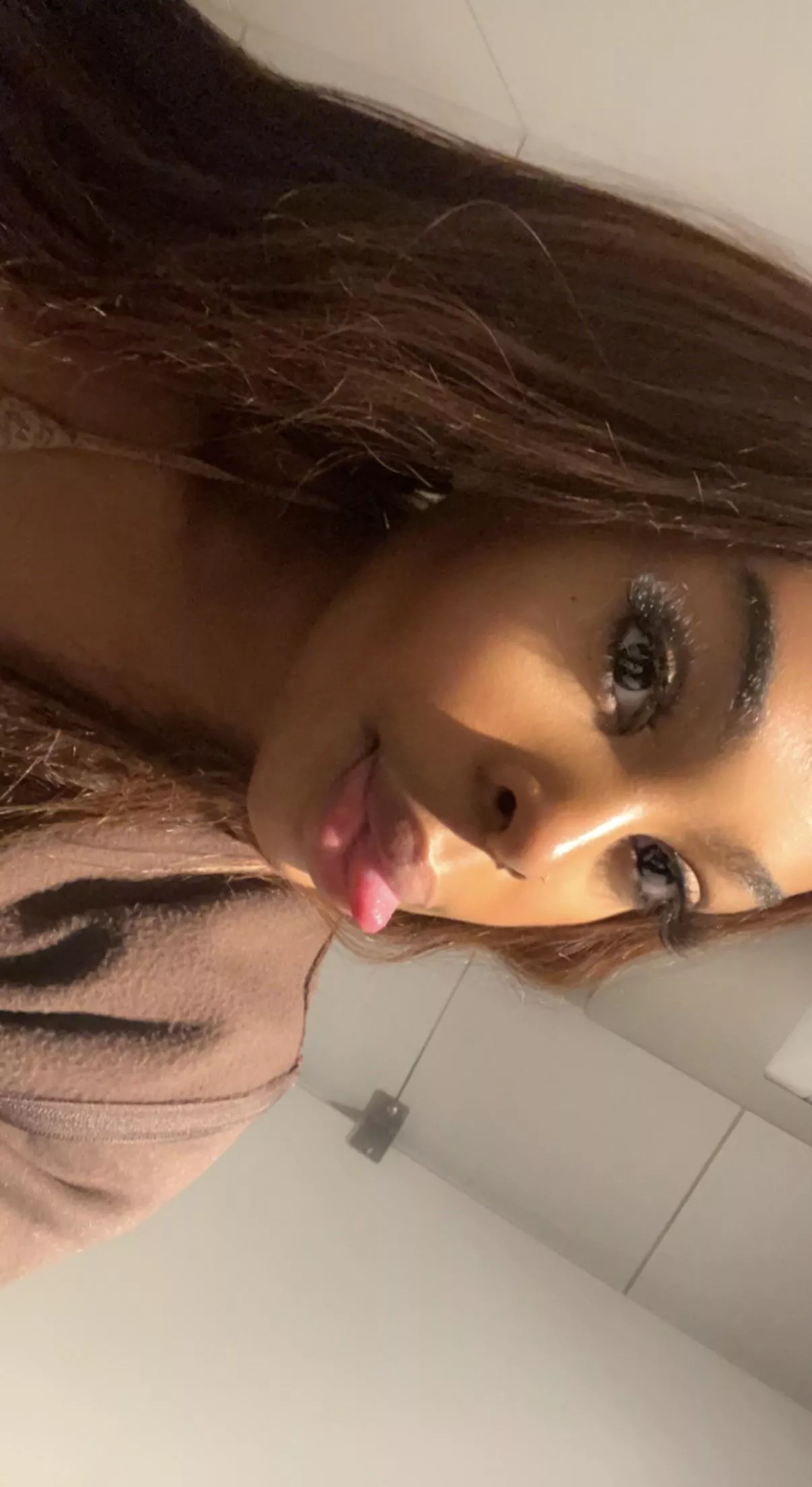 Do you think im hot? posted by kimoravallier