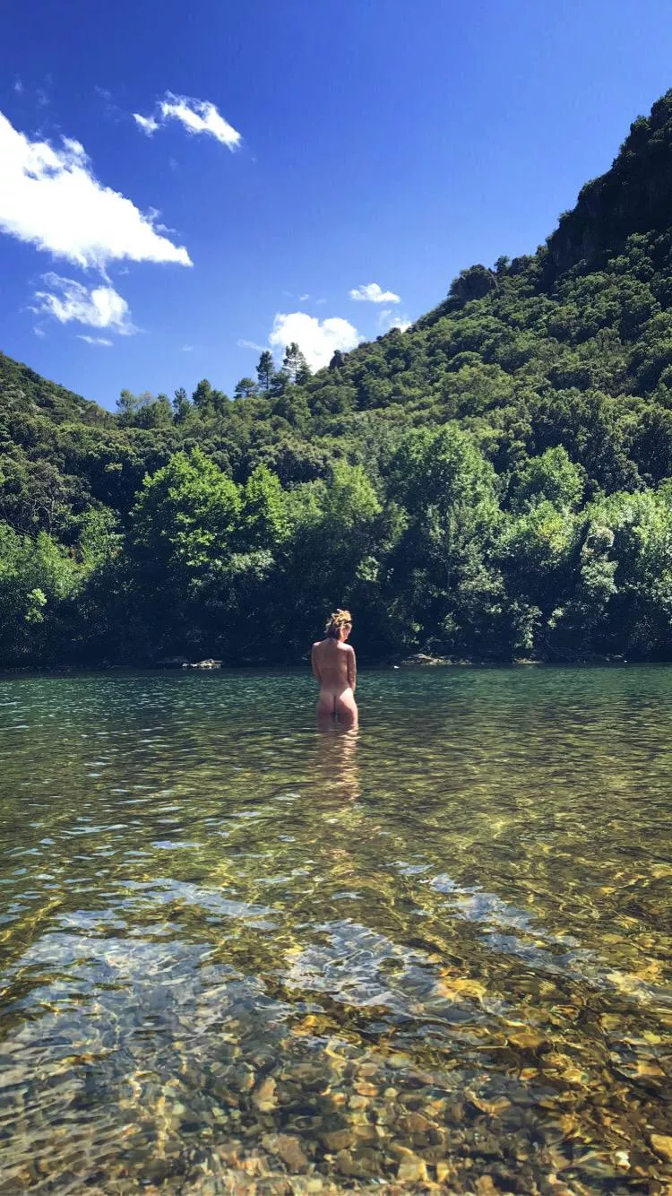 Do you think the water was warm or cold?😏 posted by kallme_sophia