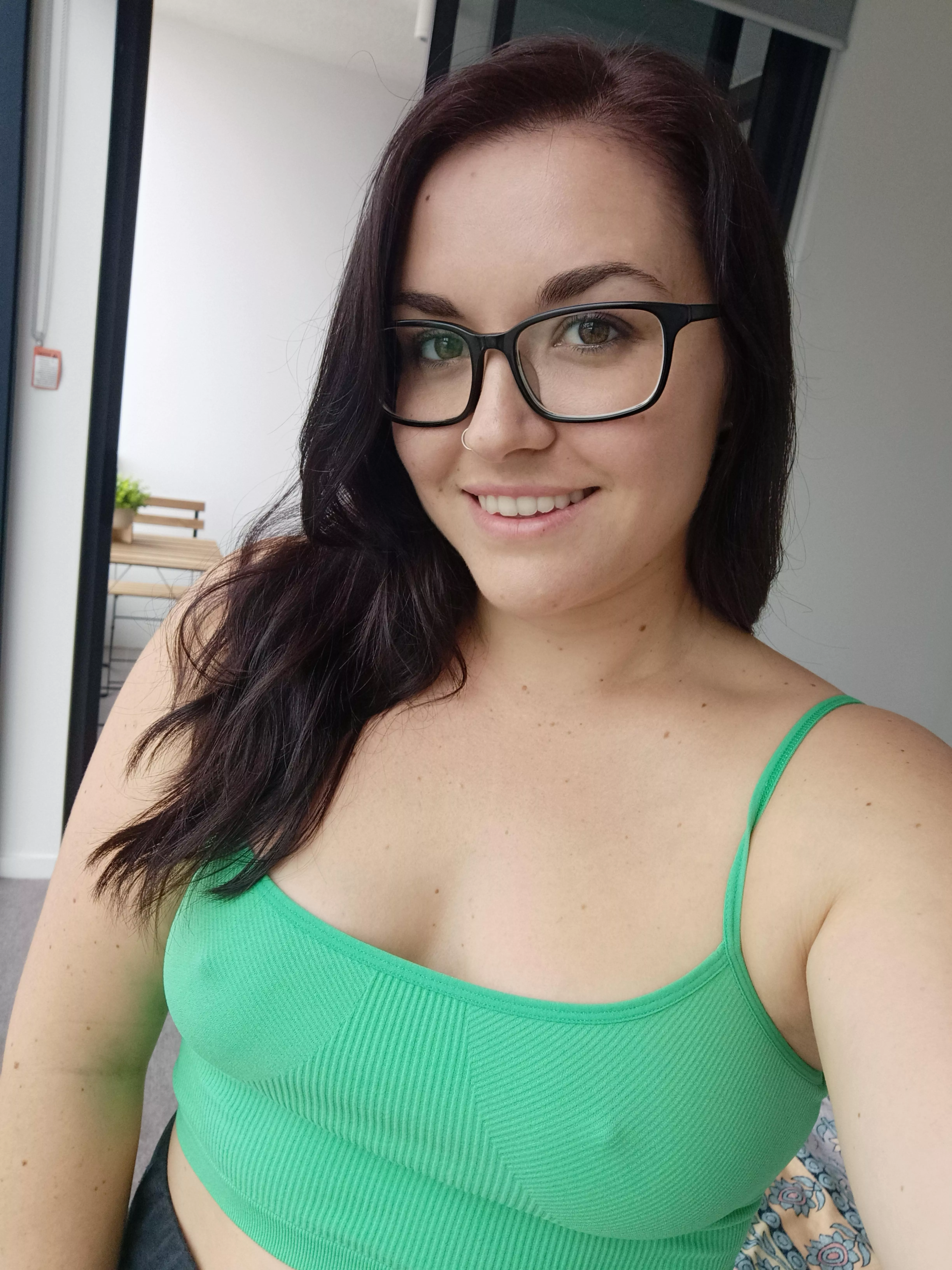 Do you think you could remain eye contact? 🤭 [F28] posted by emmyr_osa