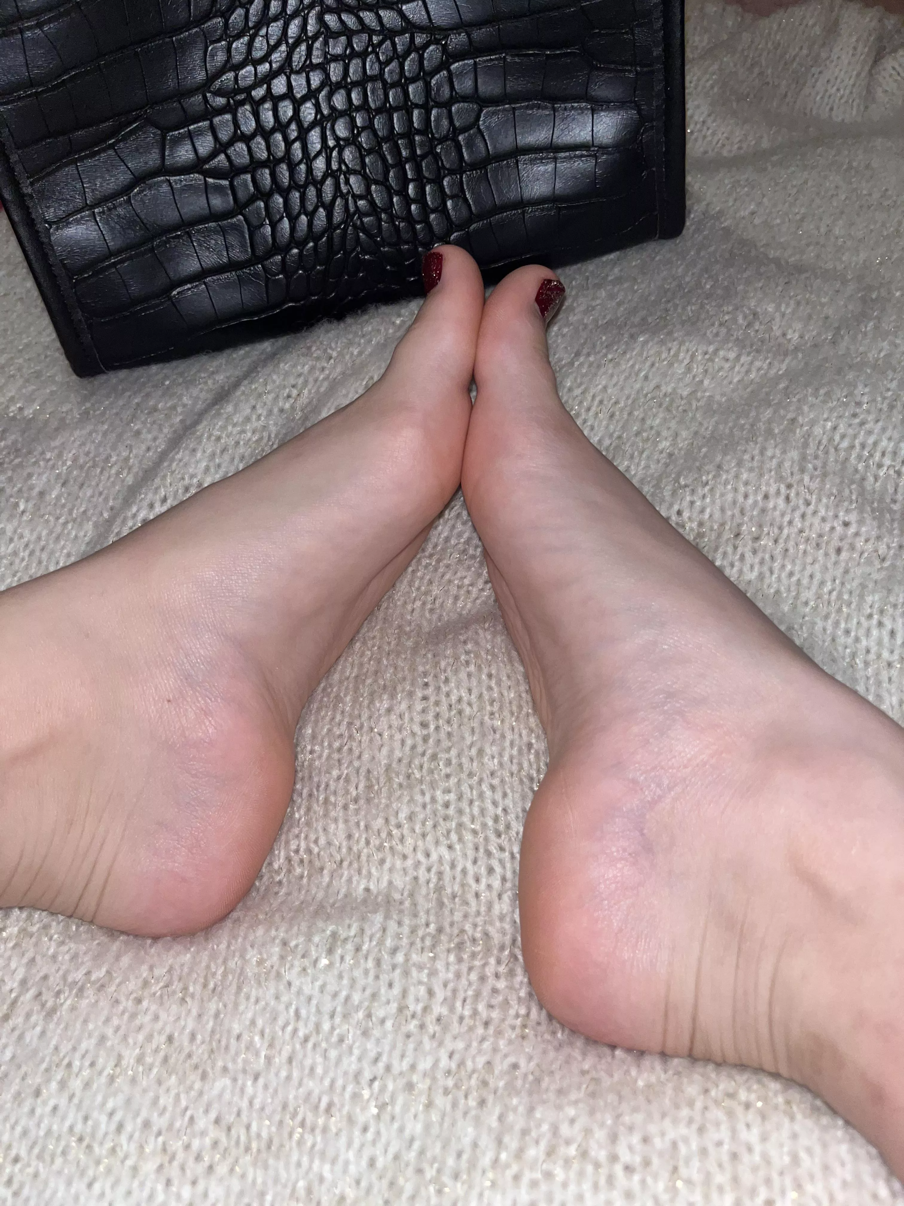 do you want a footjob? 💦🦶🏻 posted by Emy_feet