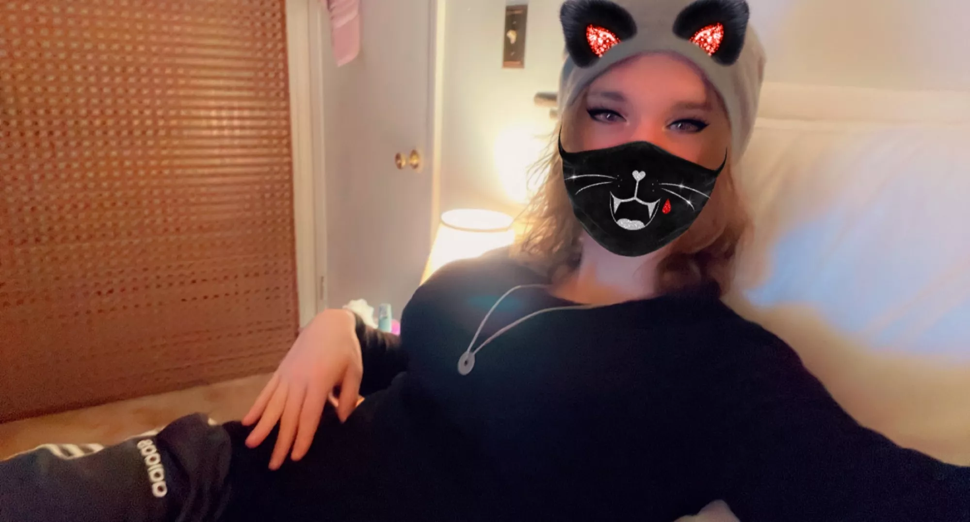 Do you want to come watch Netflix and listen to the rain?♥️⛈🌈 posted by DvaInfiniBee