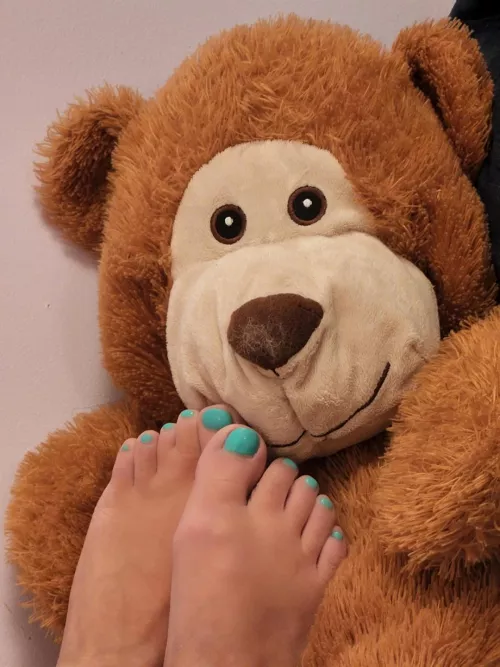 Does anybody actually like my webbed toes and tiny feet? I'm embarrassed 👉👈🥺 by CapApprehensive8862