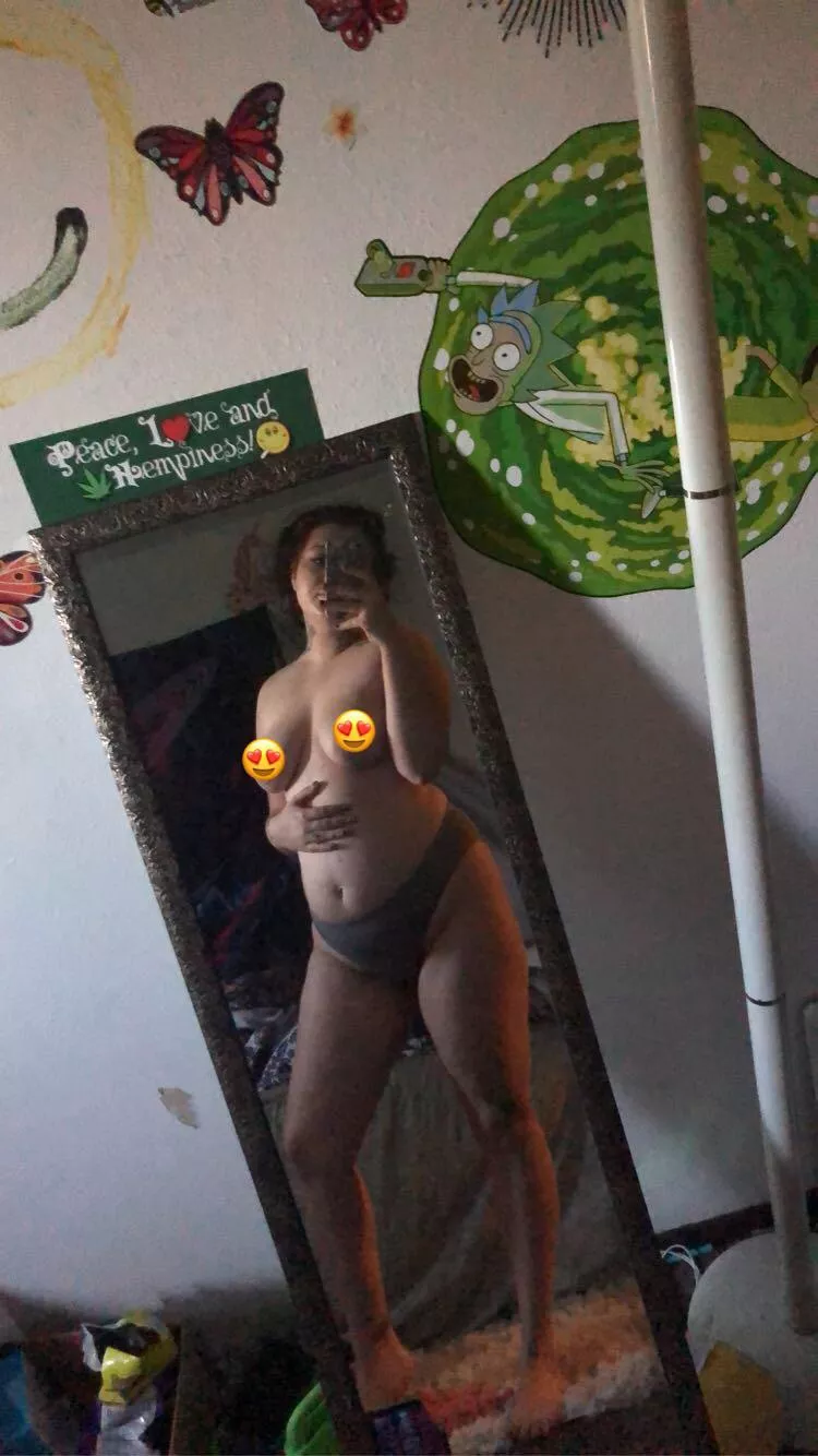 Does anybody have a pregnancy fetish? 🥹 posted by Hunnybunniezzzz