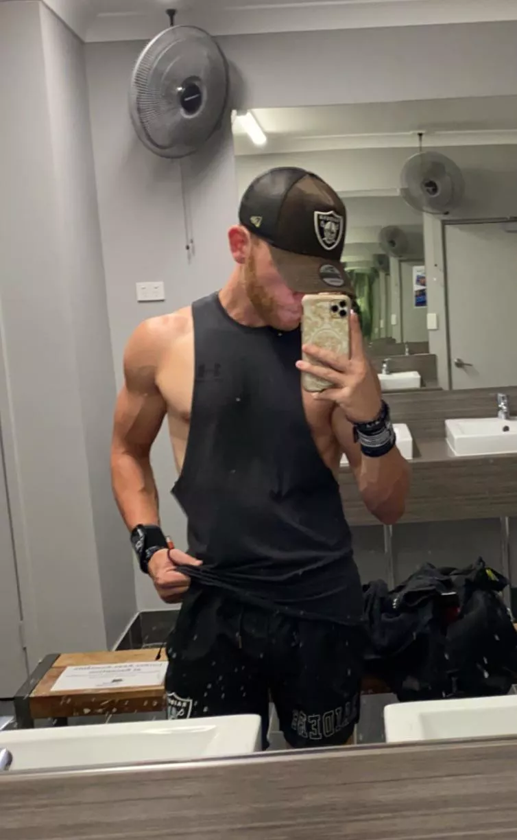 Does anyone else find it hard to have a social life as well as train in the gym every day of the week? 🤷🏼‍♂️😴 posted by AussieBloke1111