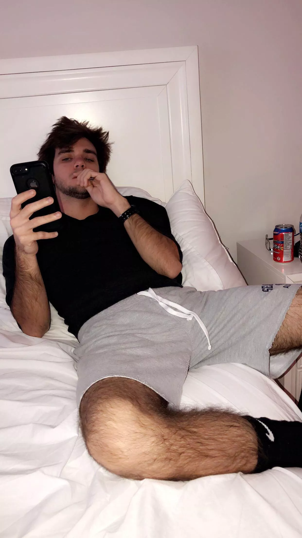 Does anyone like hairy guys 👀 posted by Aionaris1994