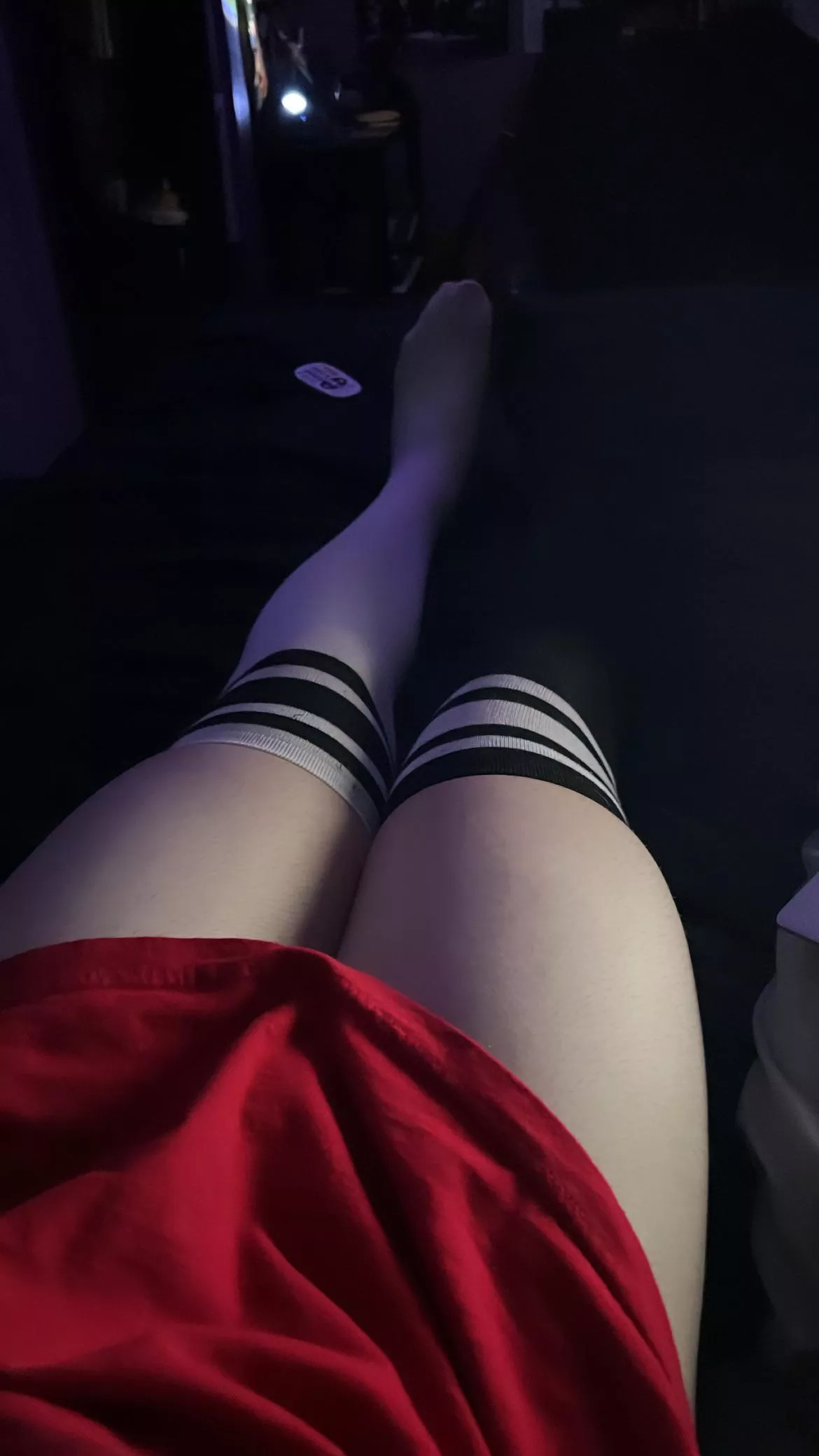 Does anyone like my smooth legs🥺🥺 posted by Autumnluvv