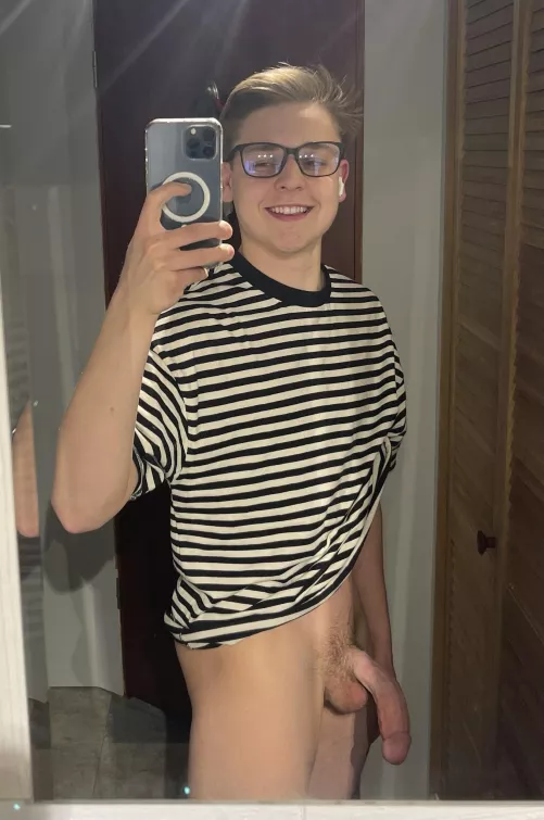 Does anyone like nerdy boys with nice cocks? by AverageVirginCock