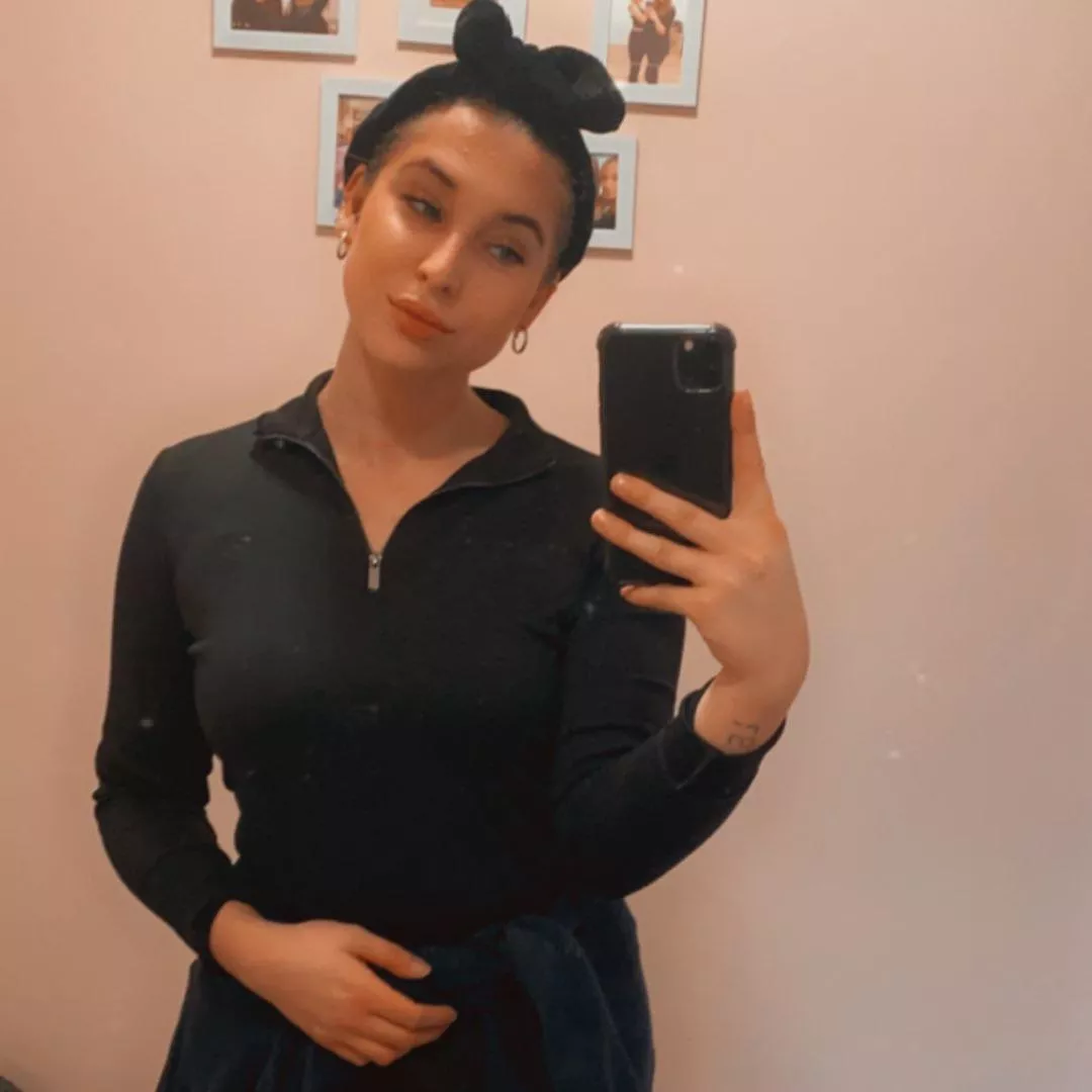 Does my girlfriend deserve bigger cocks? posted by fantasiexxx22