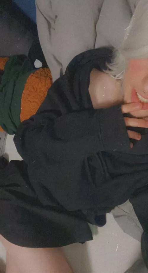 Does someone want to cuddle? by sl33pyThinker