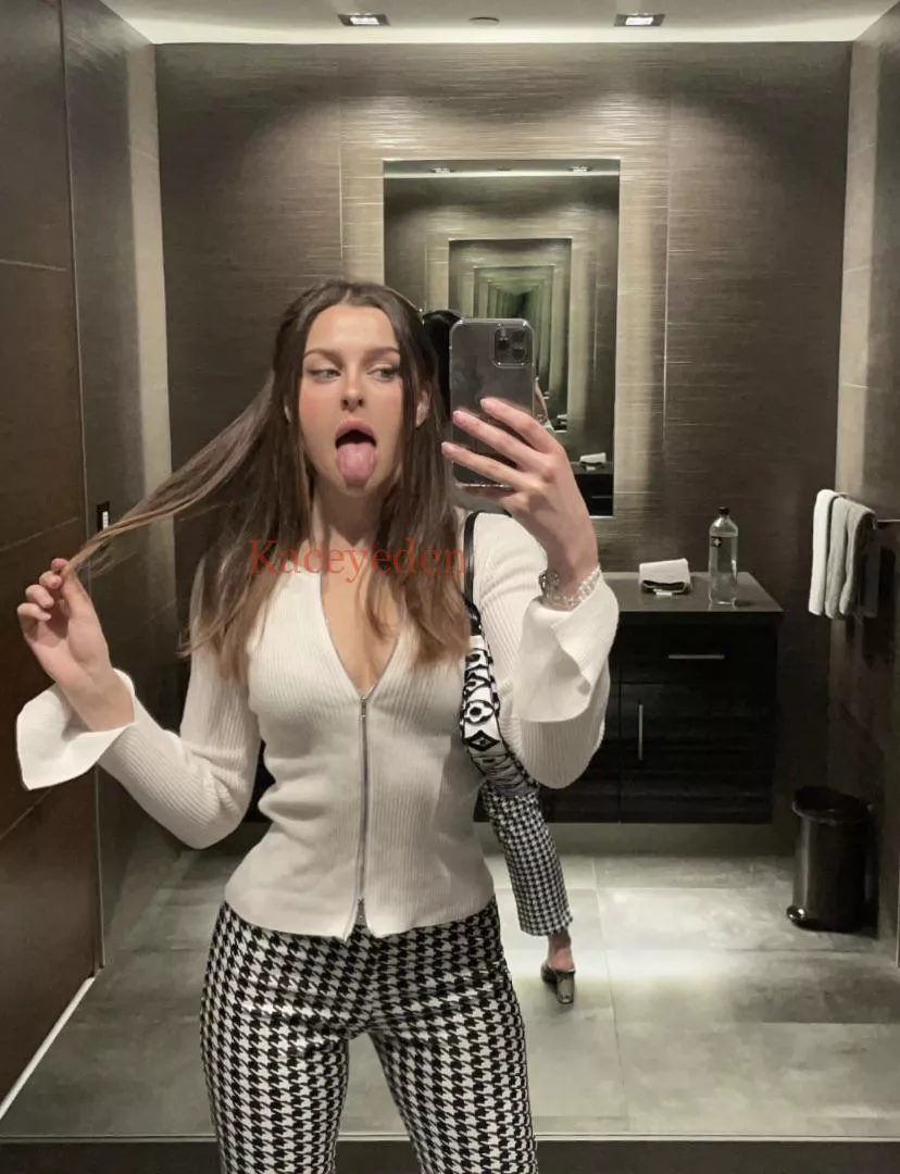 Does this look like a face you'd want to cum on so I can swallow daddys cum😋🥹 posted by kaceyeden