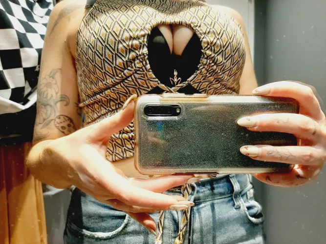 does this shirt fit? by LuxieBabyxoxo