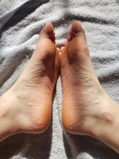 does your cock have veins like my feet? put it in between them and we can match by _sindulgence