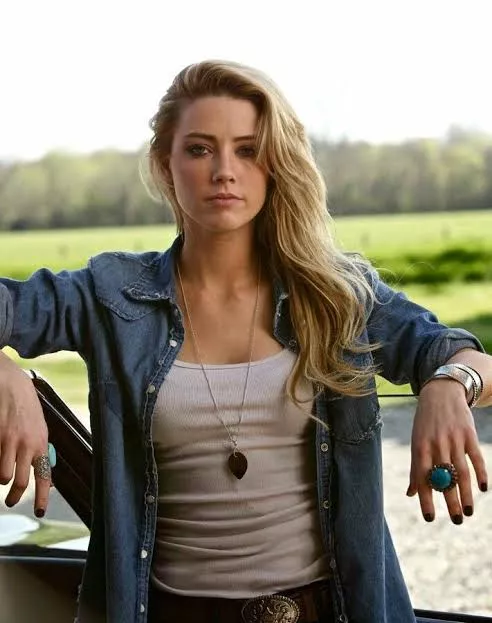 dogs bend down posted by Amberheard12