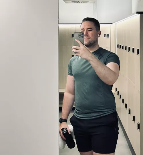 Doing a cheeky gym workout over my lunch break by oxygxn