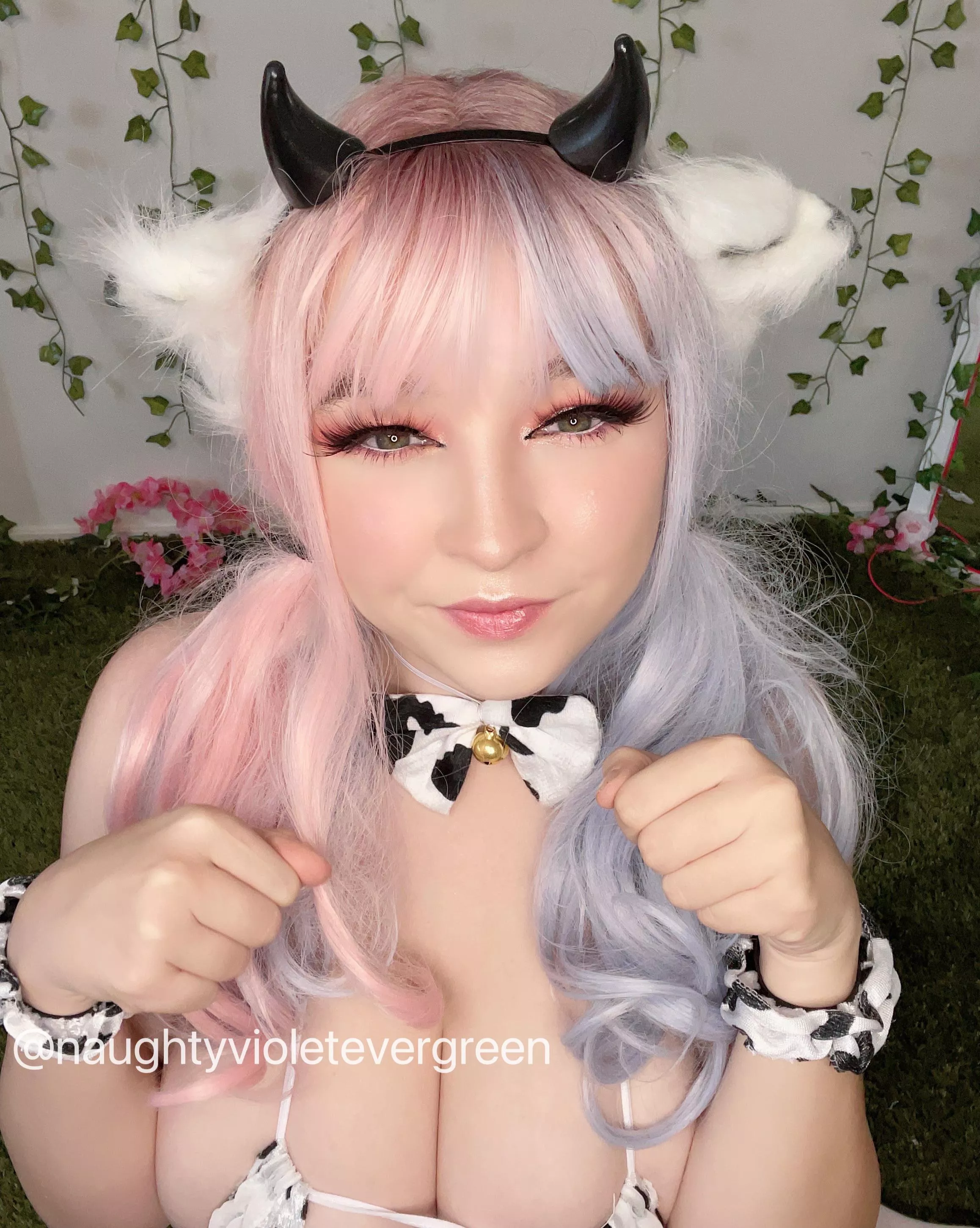 Doing cute girl shit ☺️ posted by Violet-Evergreen