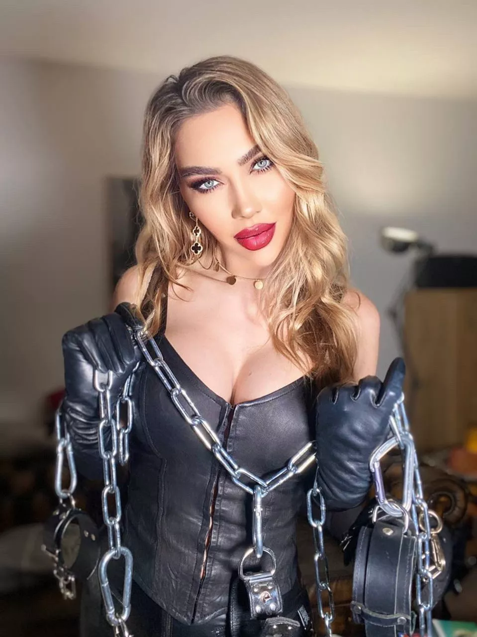 [domme] I will possess your mind and your body… I am the most gorgeous Mistress you’ll ever serve… posted by Princesse-Venus