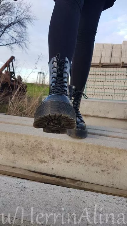 [domme] just imagine, to feel this sole between your legs... i know: love hurts...💔 posted by HerrinAlina