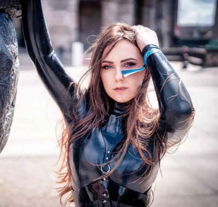 [domme] looking for new submissive slave posted by goodness_mary77