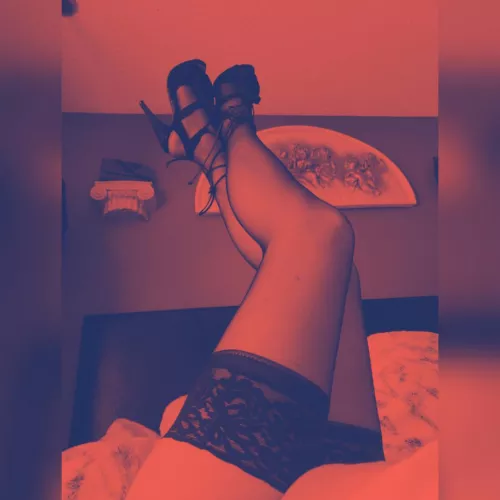 [domme] Looking for slave to have some 🥜 🐿️🐿️🐿️🐿️ by bettykinks