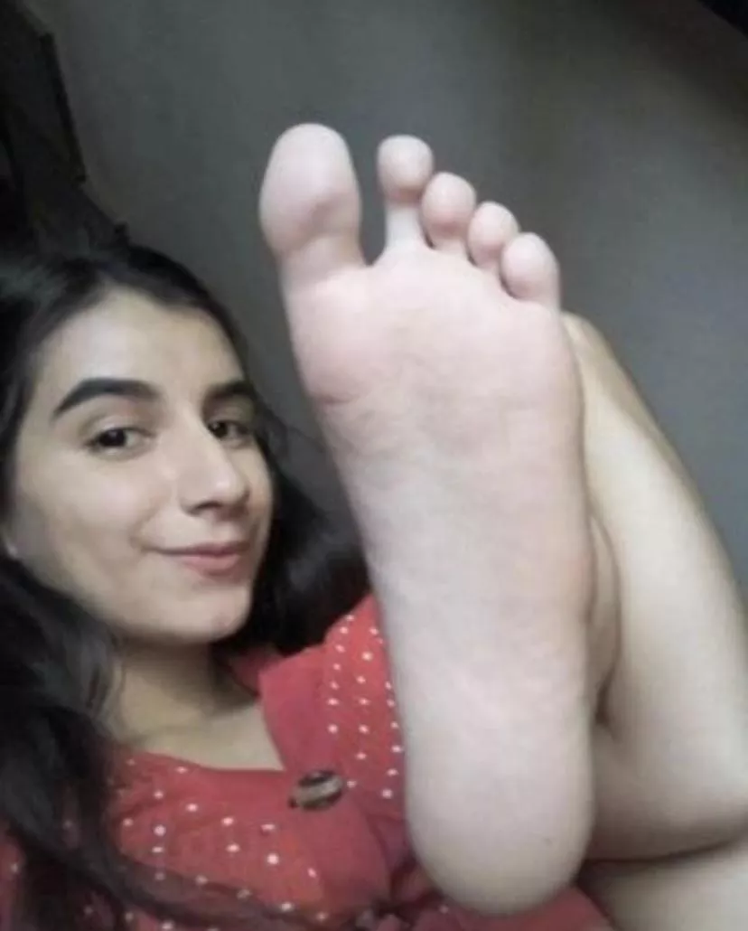 [domme] worship my feet until I say stop posted by KiyaraFeet_