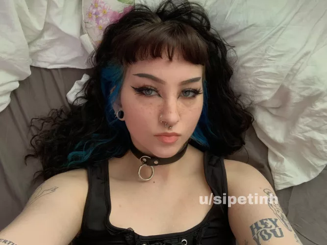 Don’t i look cute with a choker on? by sipetinh