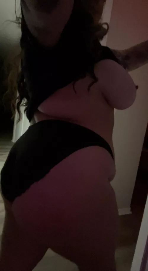 Don’t mind my mom belly, but some ass and side boob for ya😋 by downwthethicccness